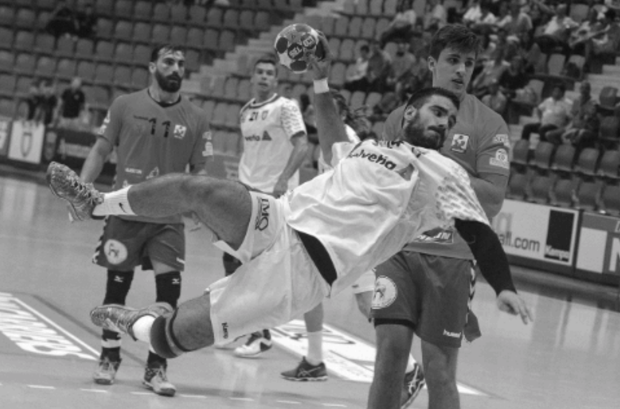 Handballspieler im Sprungwurf in einer Halle